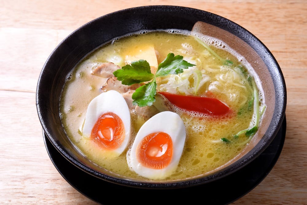 煮玉子入り鶏白湯ラーメン