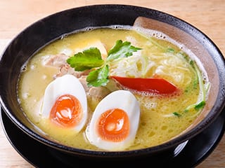 季節ごとに変わる野菜を楽しめる『煮玉子入り鶏白湯ラーメン』