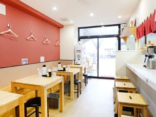 どなたでも入りやすい赤と白がおしゃれな店内、最大16名までの宴会も可能です